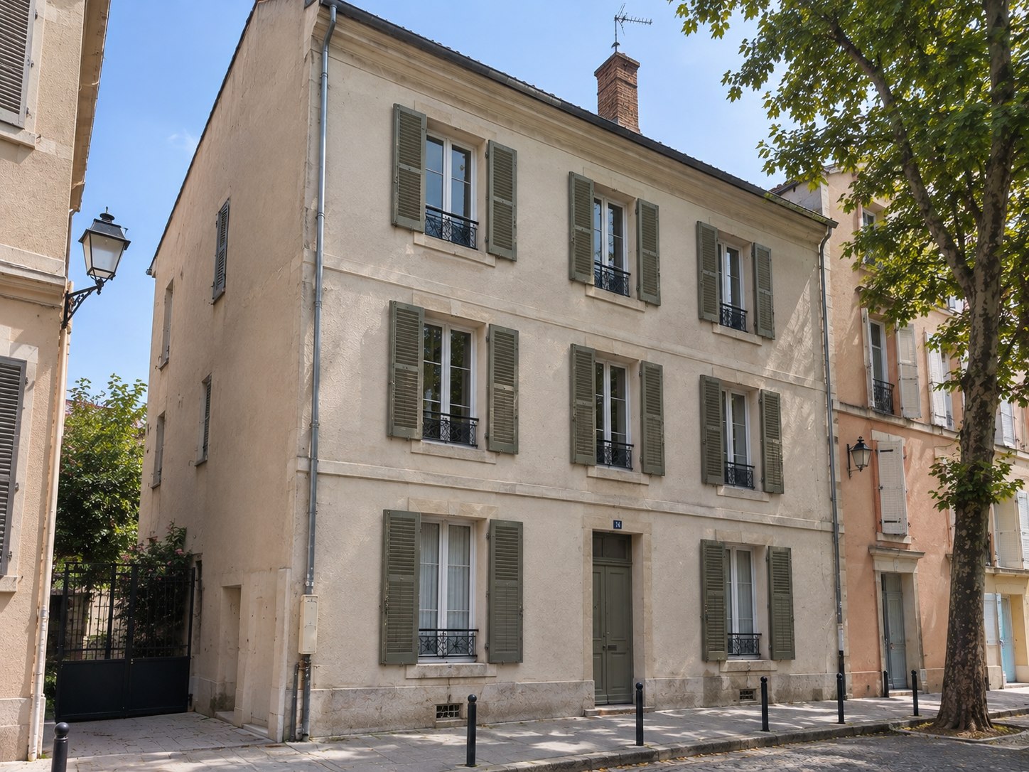 Immeuble de ville aux volets verts
